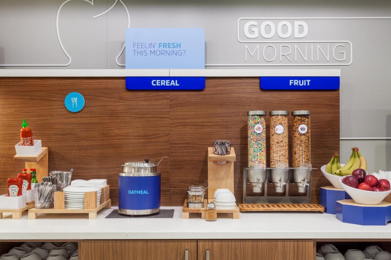Holiday Inn Express & Suites - Elkhorn - Lake Geneva Area By Ihg Esterno foto