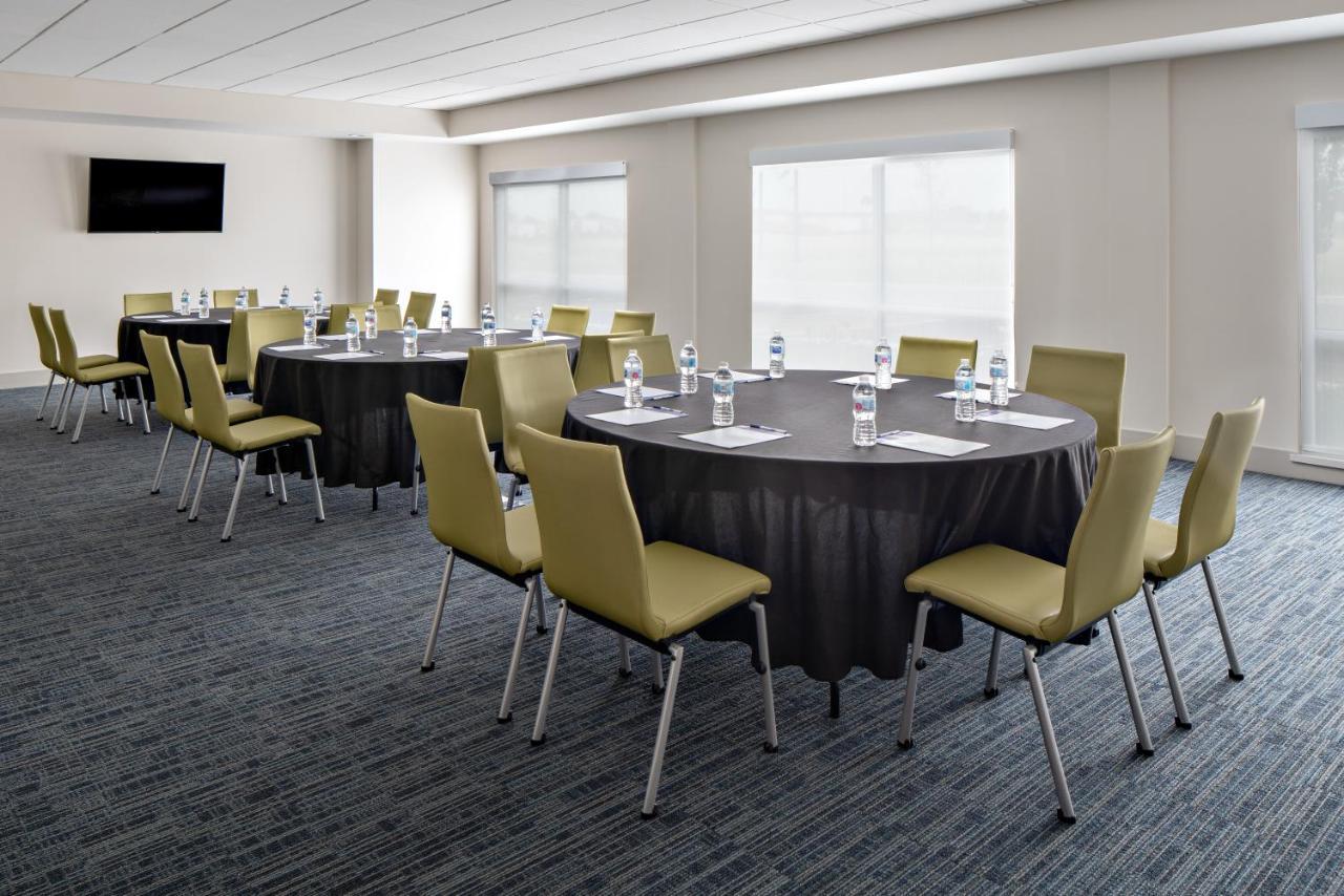Holiday Inn Express & Suites - Elkhorn - Lake Geneva Area By Ihg Esterno foto