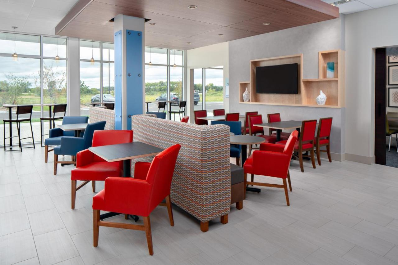 Holiday Inn Express & Suites - Elkhorn - Lake Geneva Area By Ihg Esterno foto