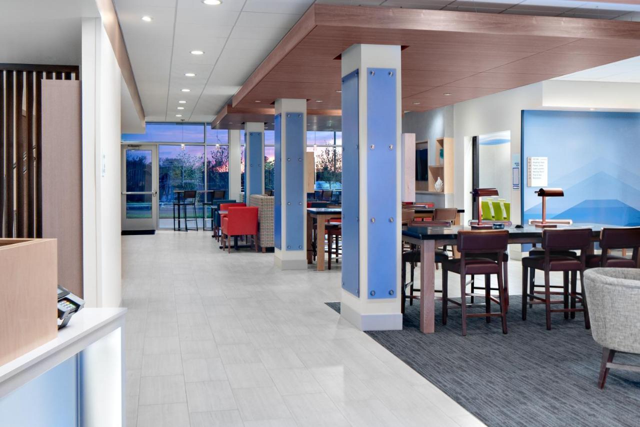 Holiday Inn Express & Suites - Elkhorn - Lake Geneva Area By Ihg Esterno foto