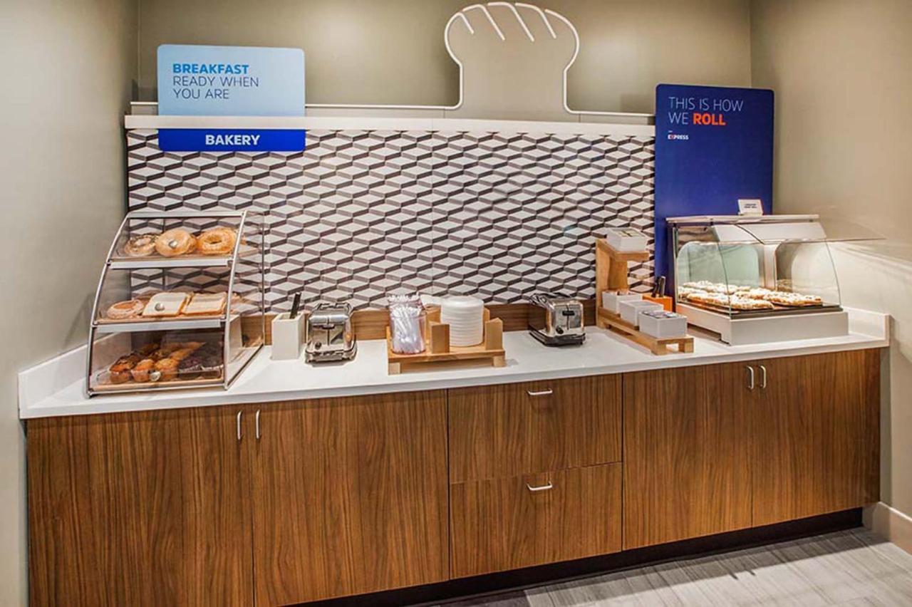 Holiday Inn Express & Suites - Elkhorn - Lake Geneva Area By Ihg Esterno foto