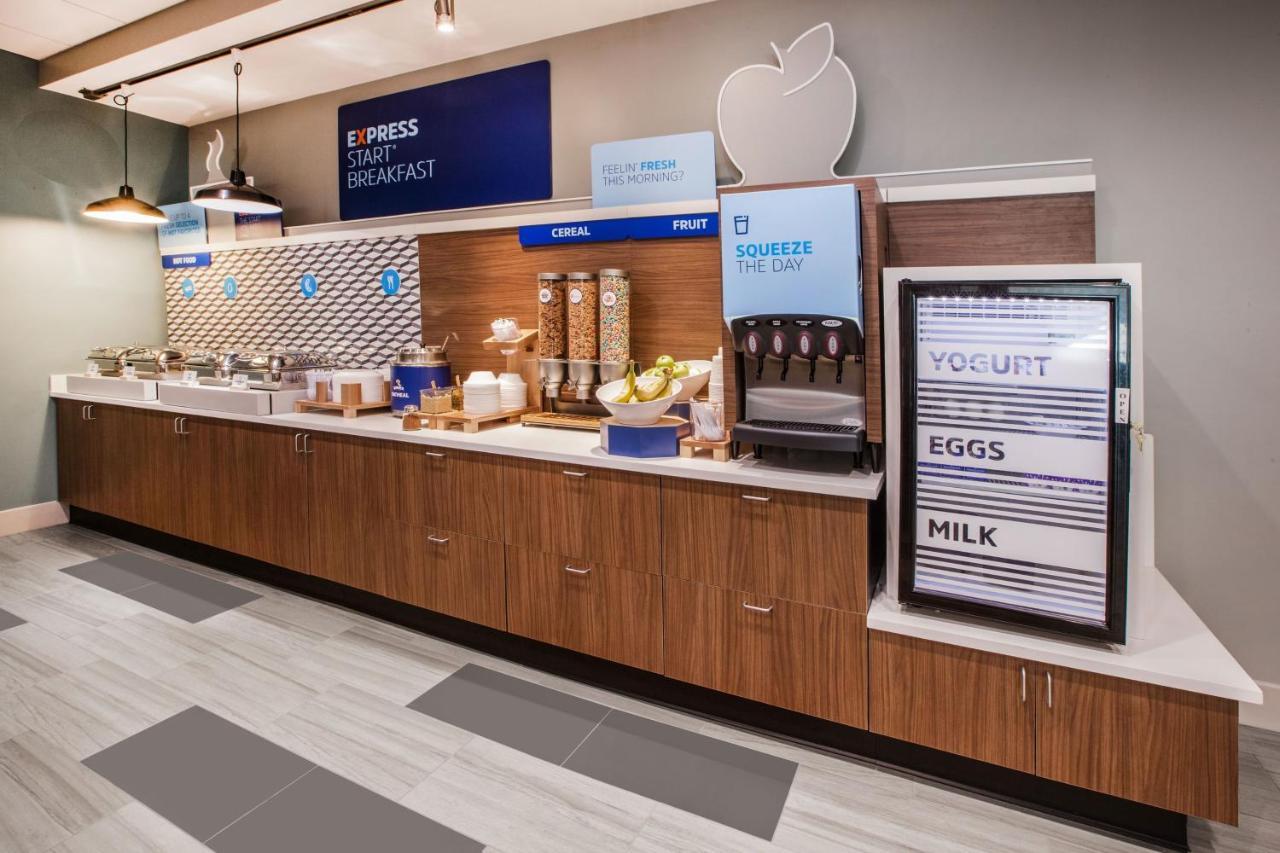 Holiday Inn Express & Suites - Elkhorn - Lake Geneva Area By Ihg Esterno foto